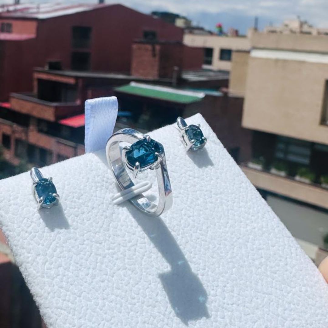 Set Anillo Afrodita y Aretes Topacio London blue en plata rodinada