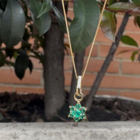 Cadena con Dije Marquesa con esmeraldas en Oro 18K