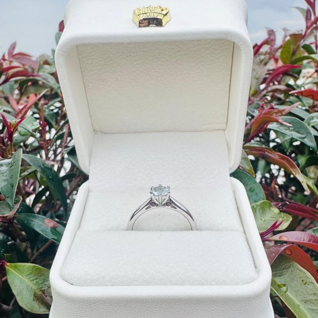 Anillo solitario con aguamarina redonda de 0,38 ct en plata rodinada