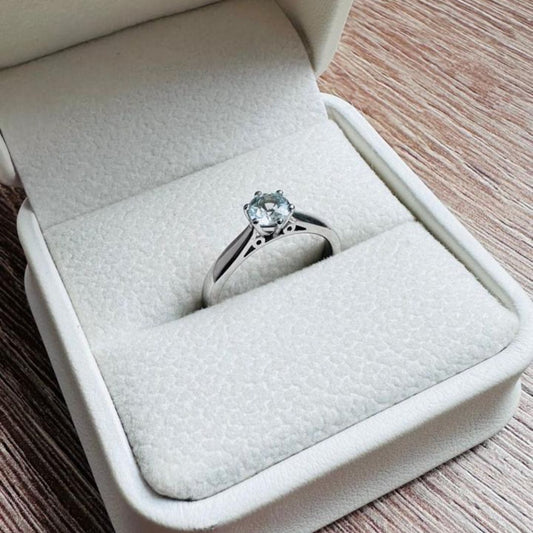 Anillo solitario con aguamarina redonda de 0,38 ct en plata rodinada