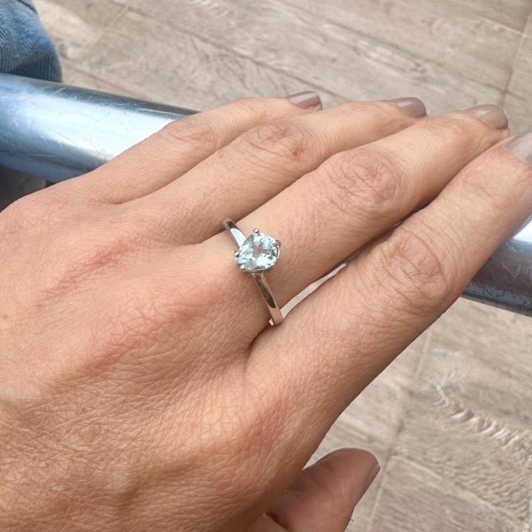 Anillo con aguamarina gota de 0,82 ct en plata rodinada