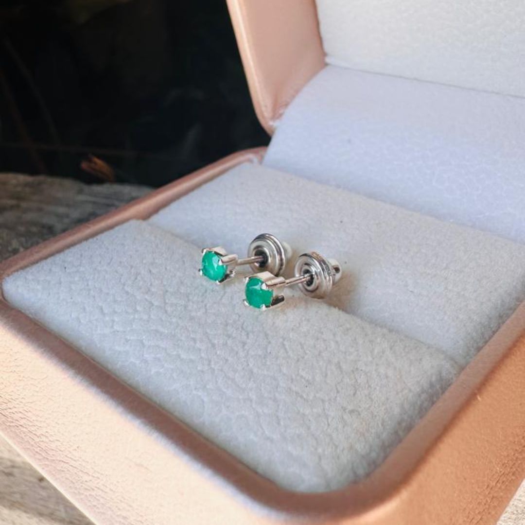 Arete topo con esmeralda natural en plata 950