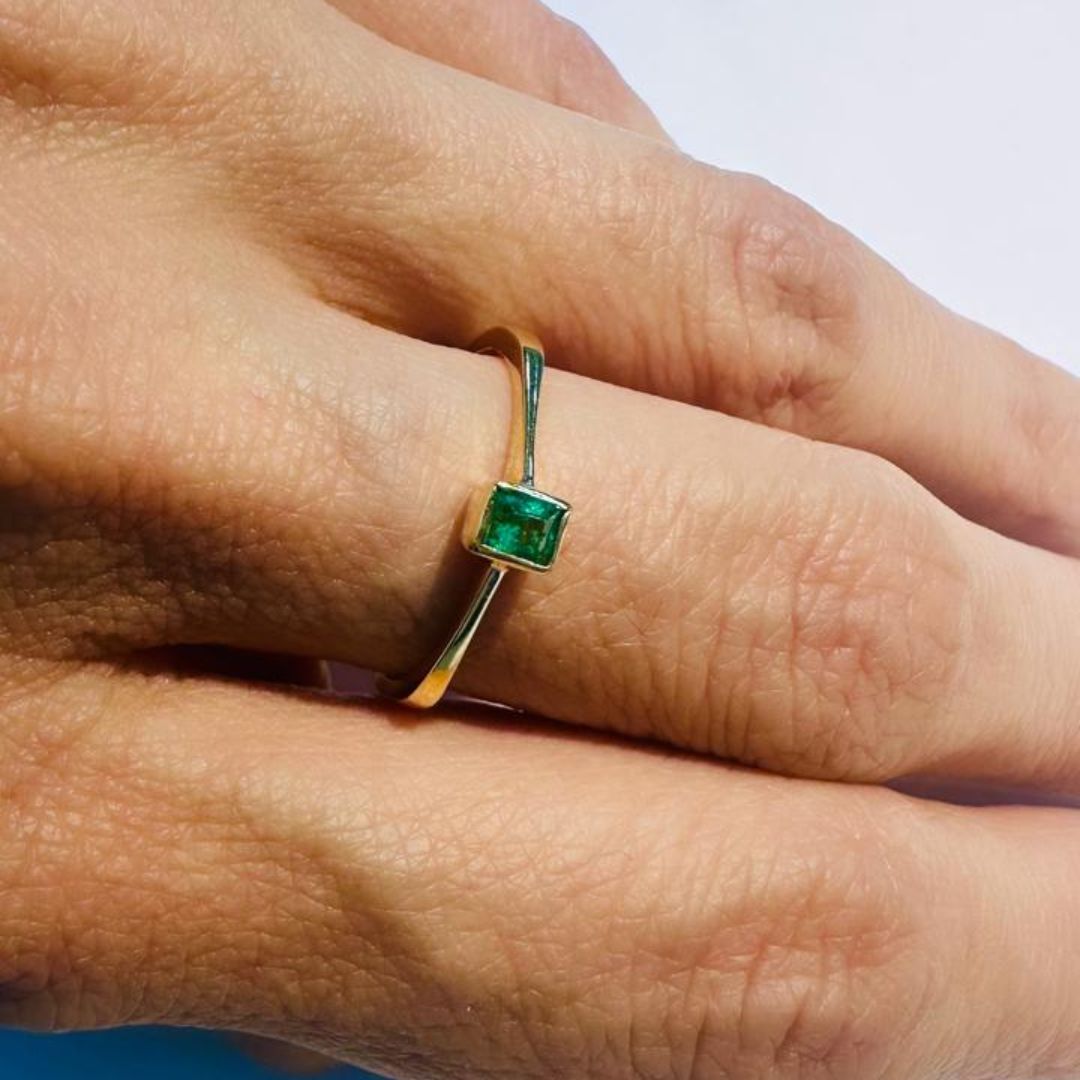 Anillo solitario con esmeralda en montura bisel Oro 18K