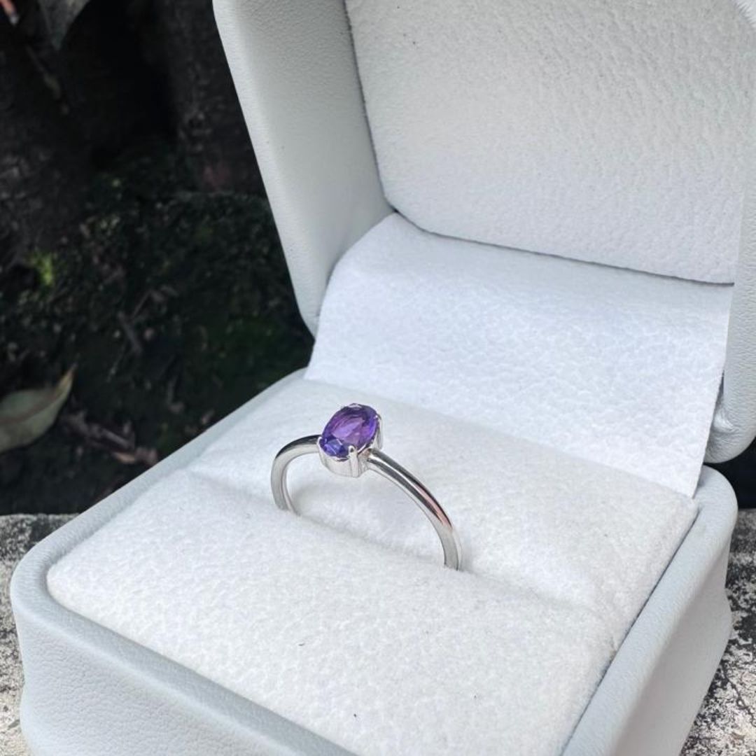 Anillo Amatista Ovalada en Plata Rodinada