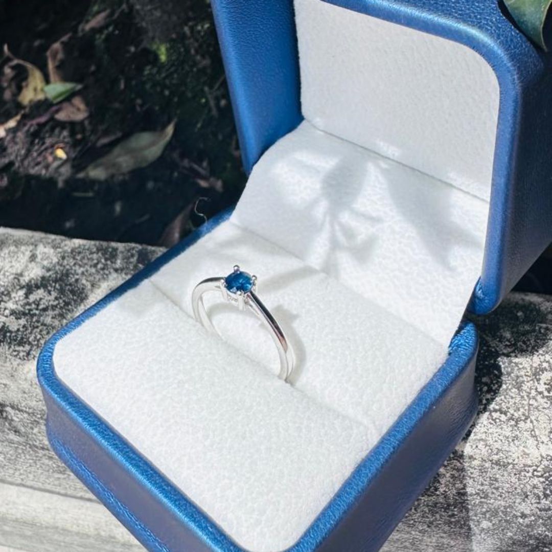 Anillo Zafiro 0.27 CT en plata rodinada