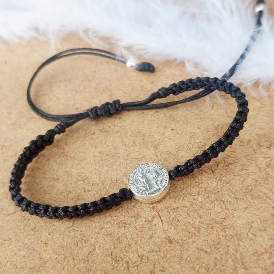 Pulsera Hilo Negro con Pasante San Benito