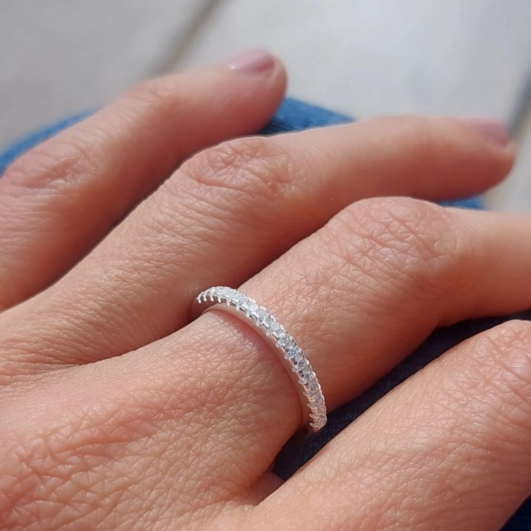 Anillo cintillo curvo