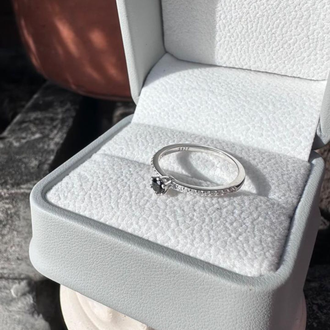 Anillo con Diamante Negro 0,12 ct