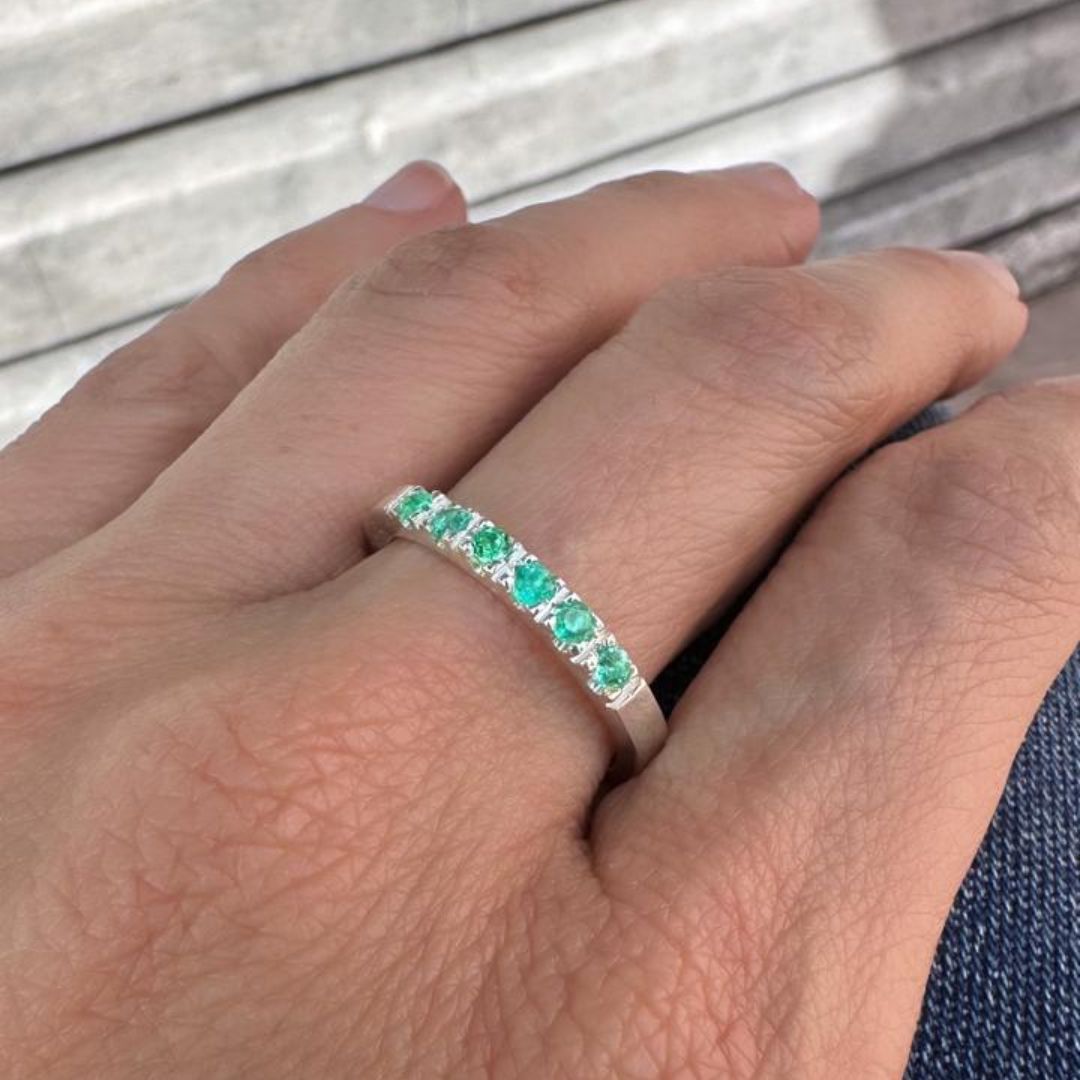 Anillo cintillo con esmeraldas