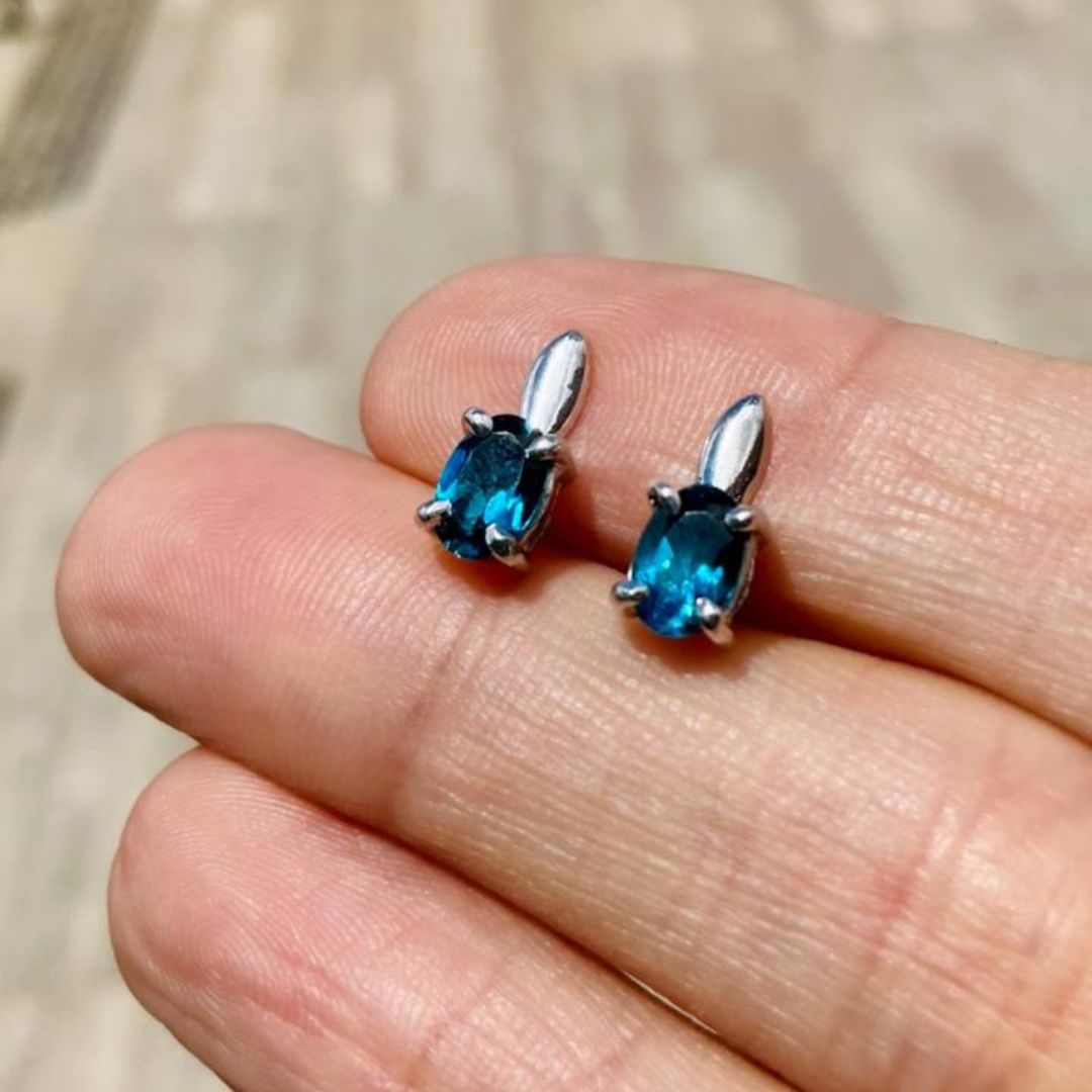 Aretes con Topacio London Blue en plata Rodinada