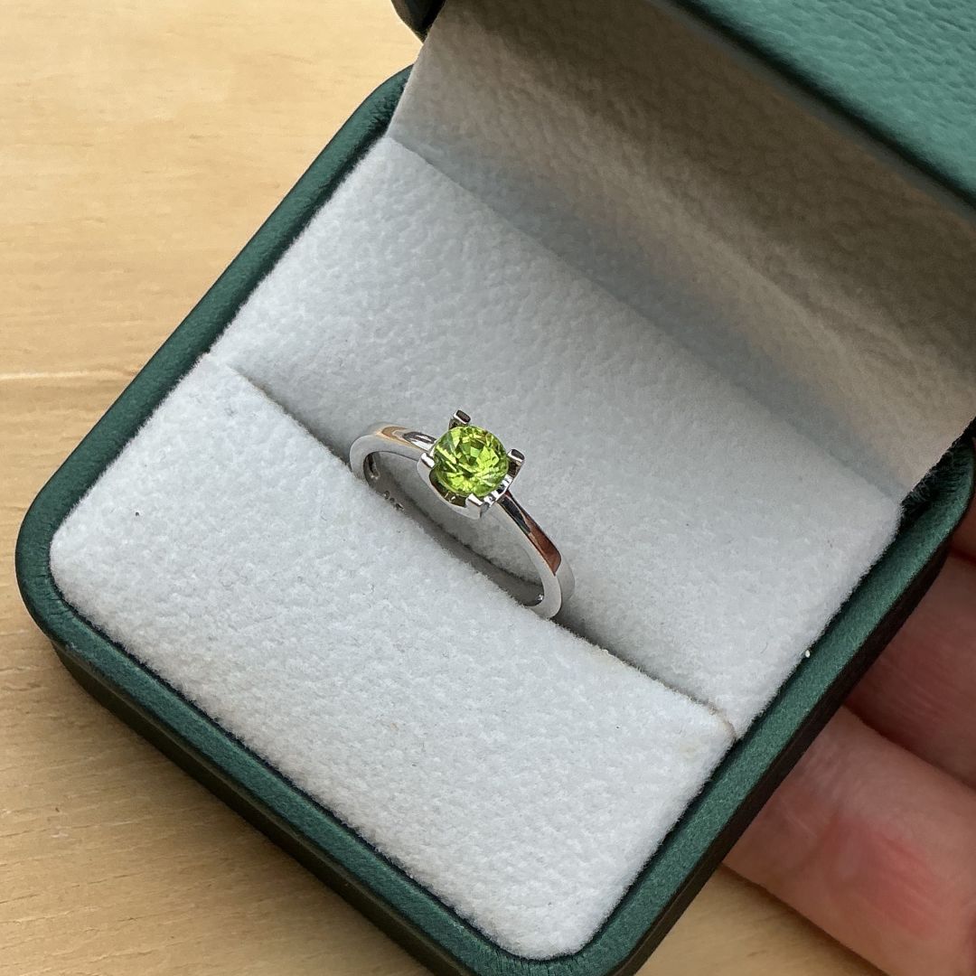 Anillo Peridoto de 0.60 ct en plata rodinada