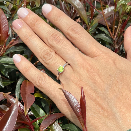 Anillo Peridoto de 0.60 ct en plata rodinada