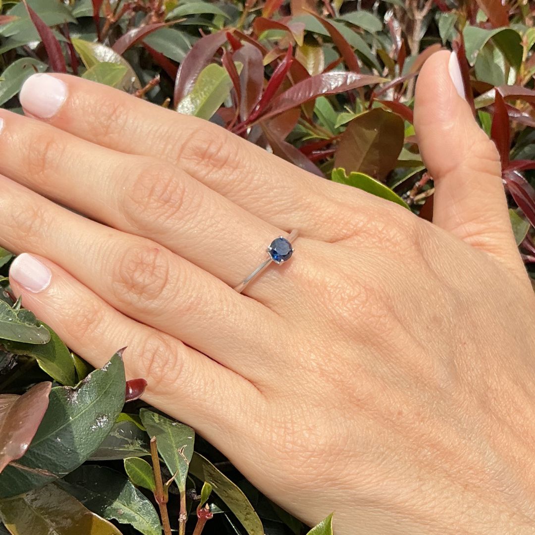 Anillo Zafiro azul oscuro de 0,64 ct en plata rodinada