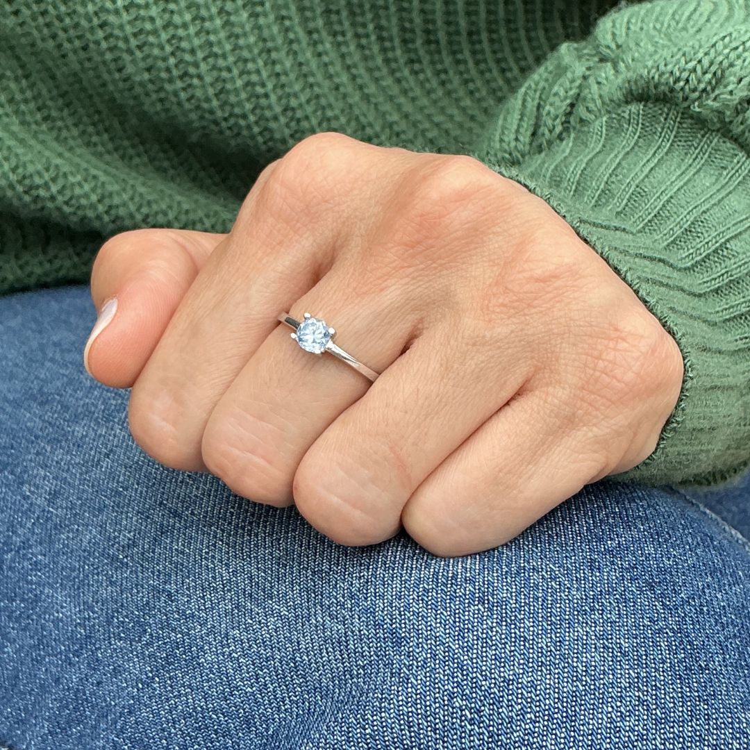 Anillo Zafiro azul claro de 0,67 ct en plata rodinada