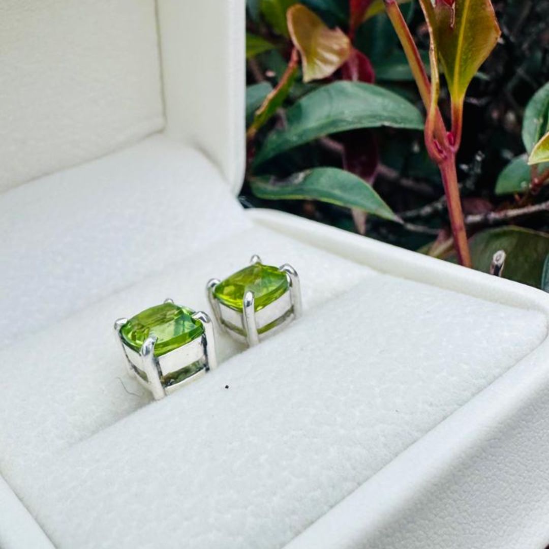 Aretes Cuadrados Peridoto 3,07 ct en plata rodinada