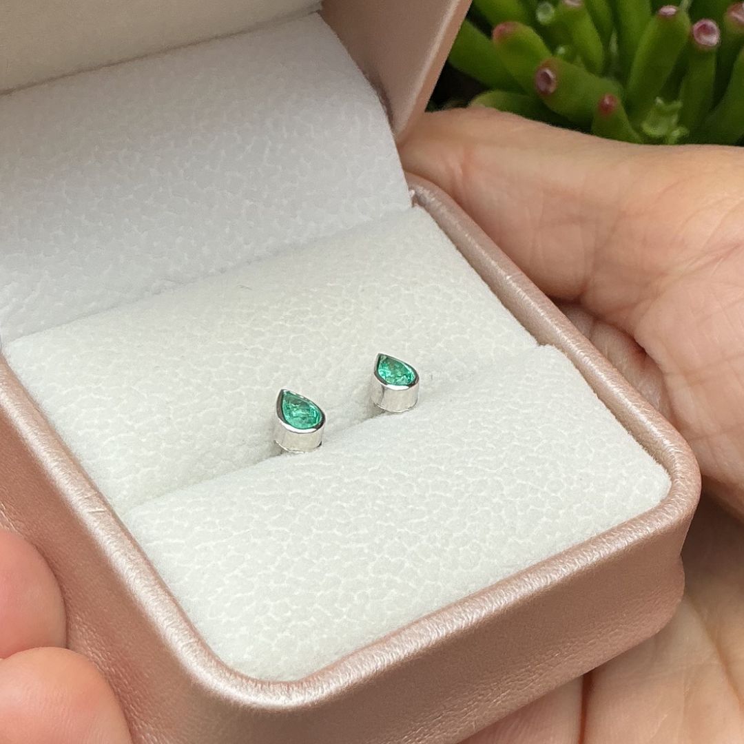 Topos Gota de Esmeralda Natural en plata rodinada