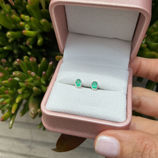 Topos Ovalo de Esmeralda Natural en plata rodinada