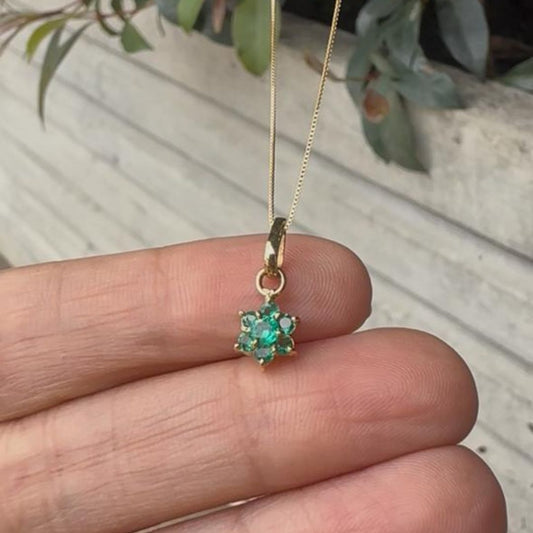 Cadena con Dije Marquesa con esmeraldas en Oro 18K