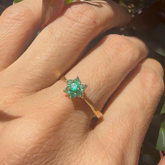 Anillo Marquesa con esmeraldas en oro 18K