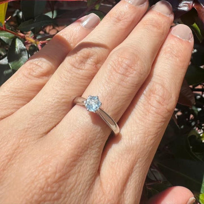 Anillo solitario con aguamarina redonda de 0,38 ct en plata rodinada