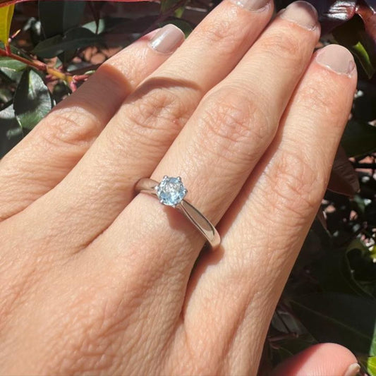 Anillo solitario con aguamarina redonda de 0,38 ct en plata rodinada