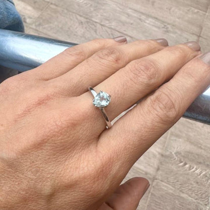 Anillo con aguamarina gota de 0,82 ct en plata rodinada