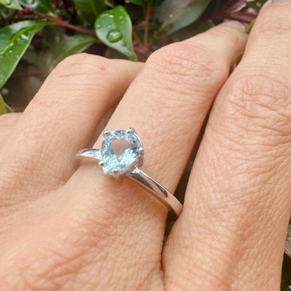 Anillo con aguamarina gota de 0,82 ct en plata rodinada