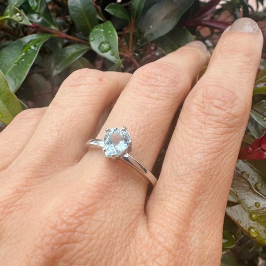 Anillo con aguamarina gota de 0,82 ct en plata rodinada