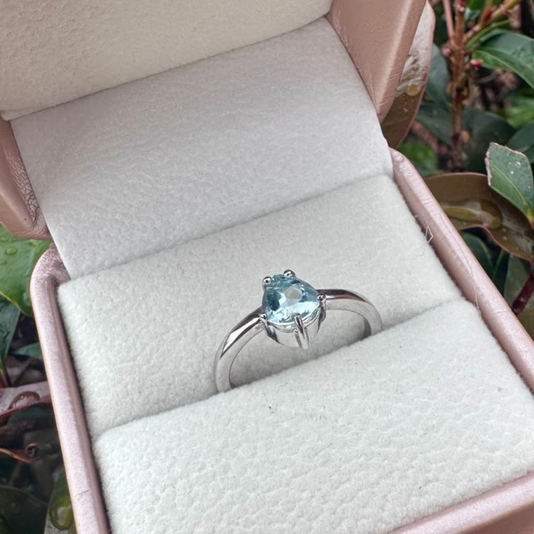 Anillo con aguamarina gota de 0,82 ct en plata rodinada