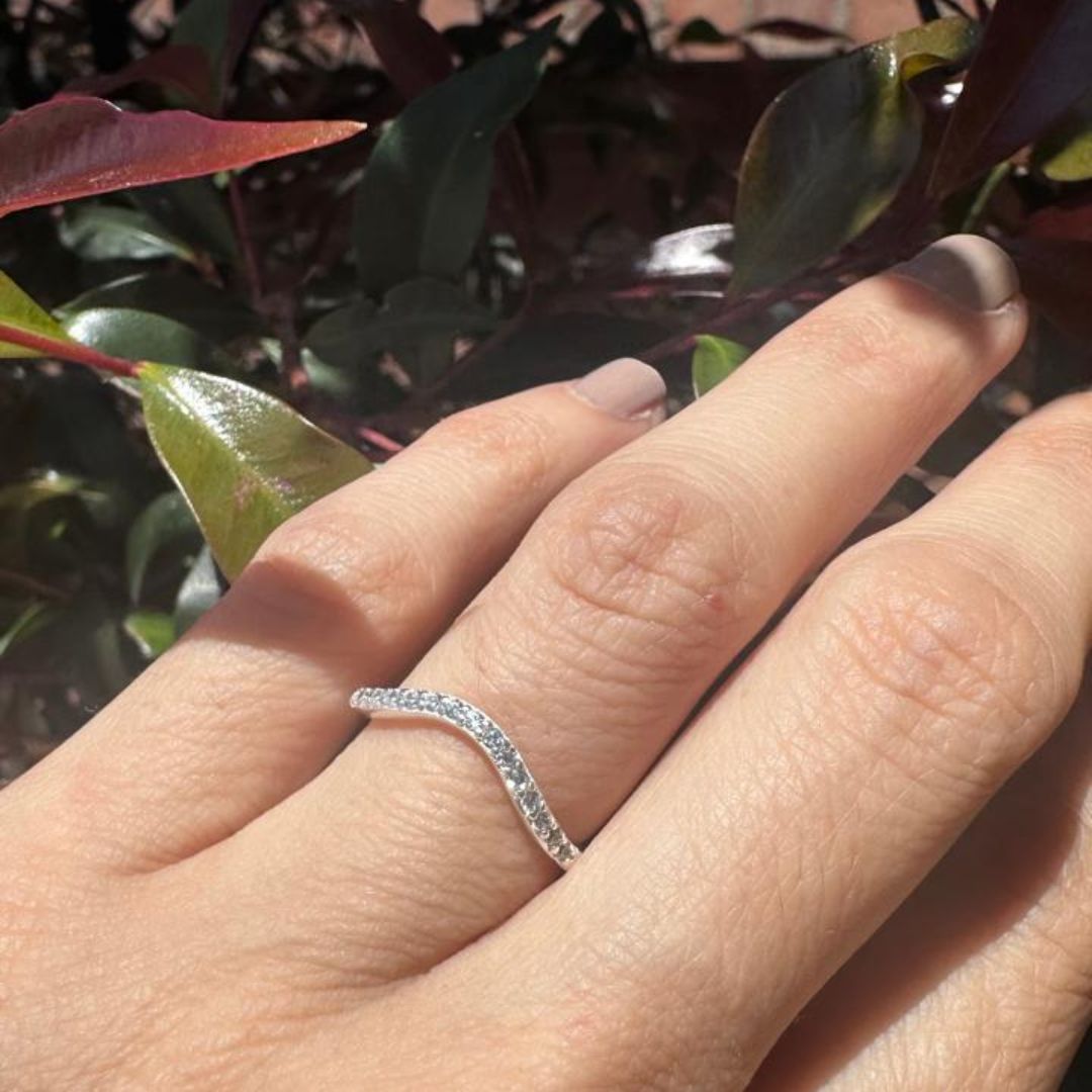 Anillo Curvo con circones en plata 925