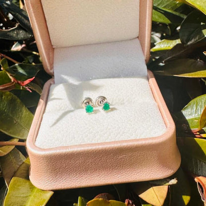 Arete topo con esmeralda natural en plata 950