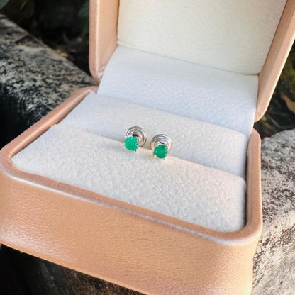 Arete topo con esmeralda natural en plata 950