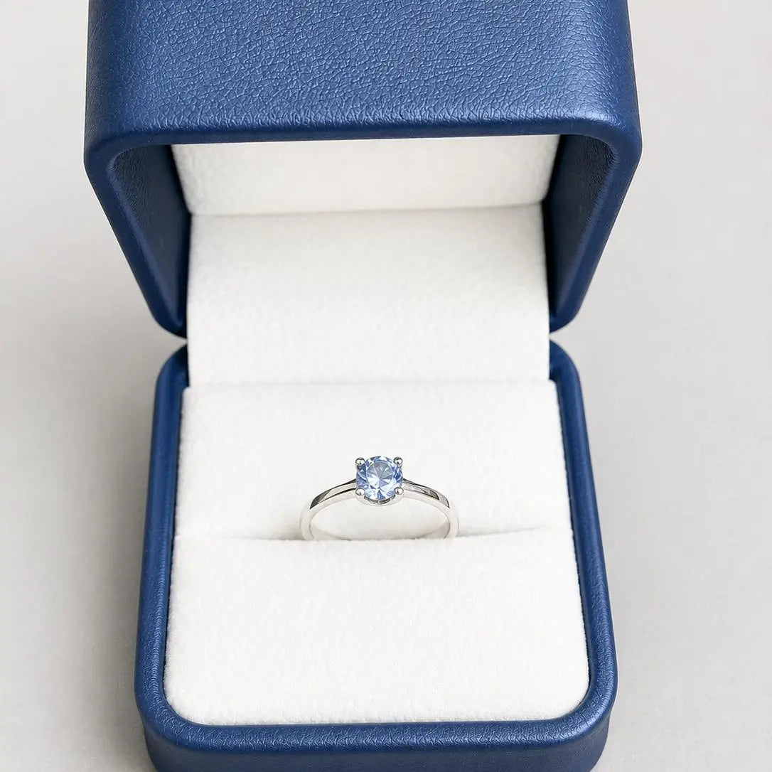 Zafiro Azul Claro de 0,67 ct en Plata Rodinada
