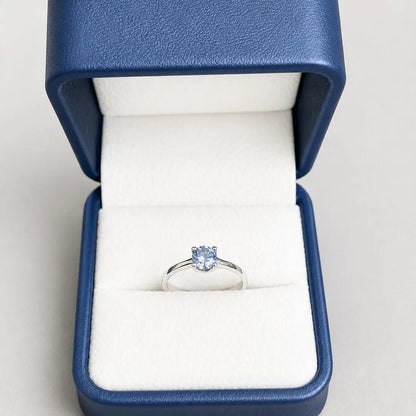 Zafiro Azul Claro de 0,67 ct en Plata Rodinada