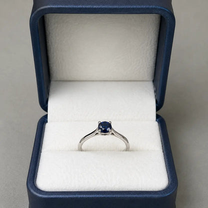 Zafiro Azul Profundo de 0,64 ct en Plata Rodinada