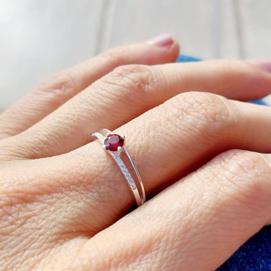 Anillo con Granate redondo