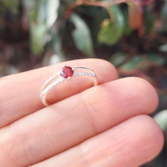 Anillo con Granate redondo