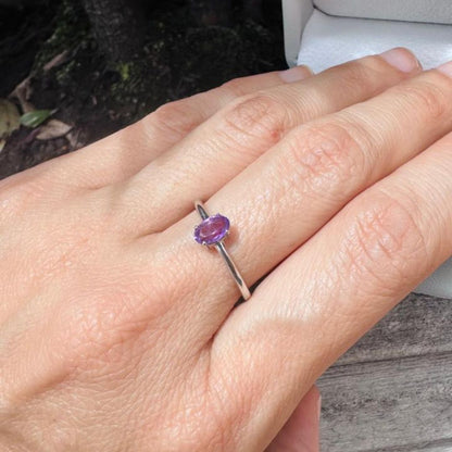 Anillo Amatista Ovalada en Plata Rodinada