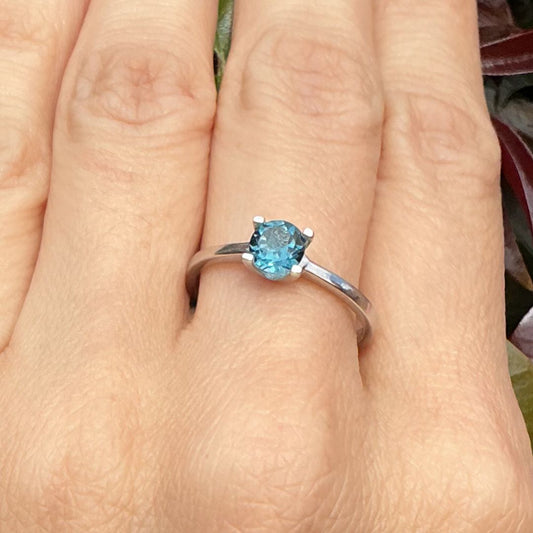 Anillo Topacio London Blue 0,58 ct en plata rodinada