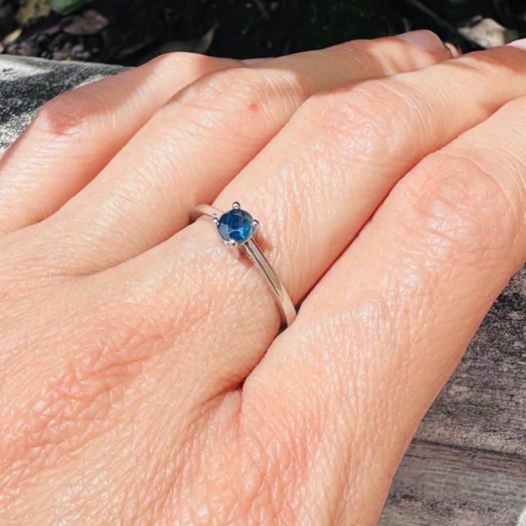 Anillo Zafiro 0.27 CT en plata rodinada