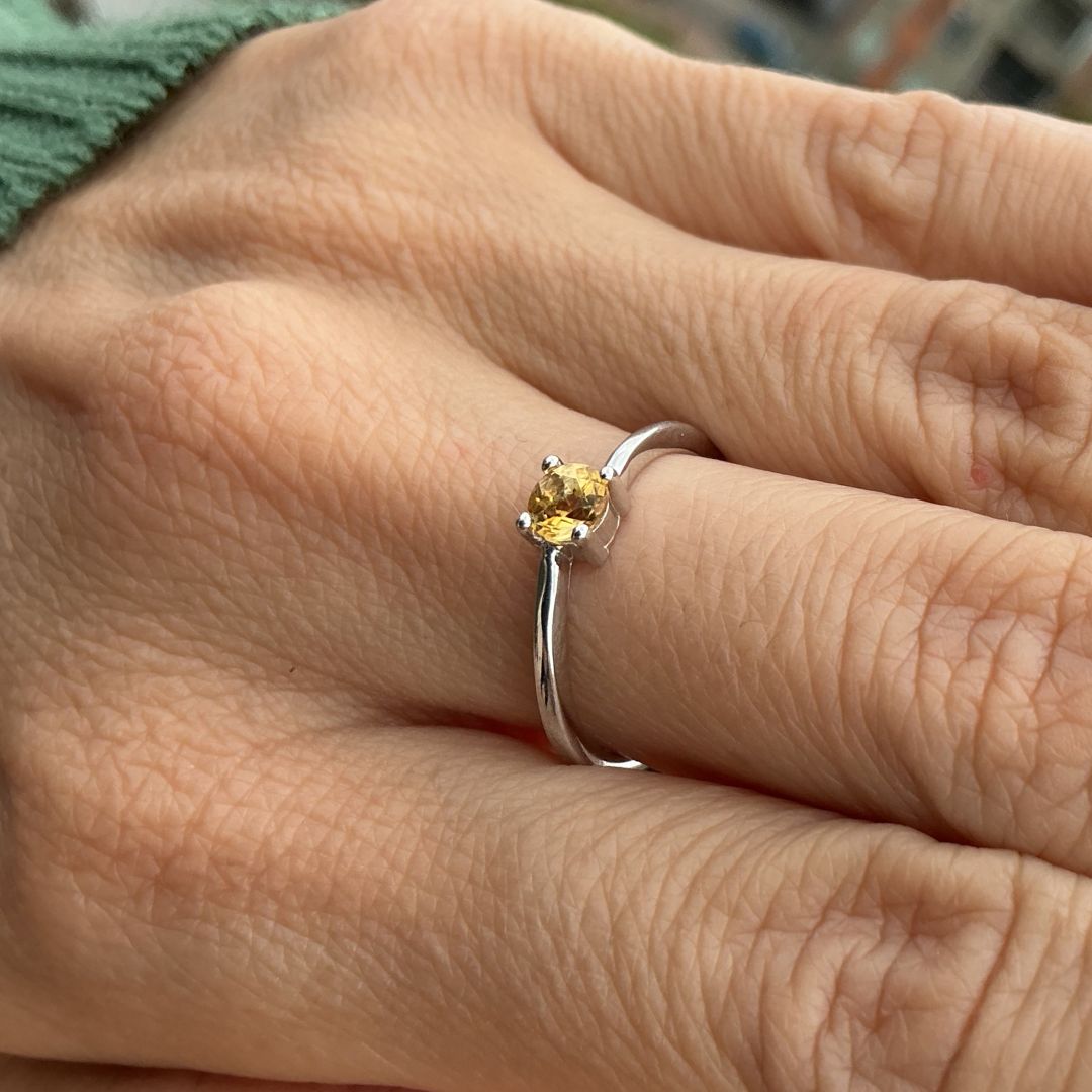 Anillo Citrino 4mm en Plata Rodinada