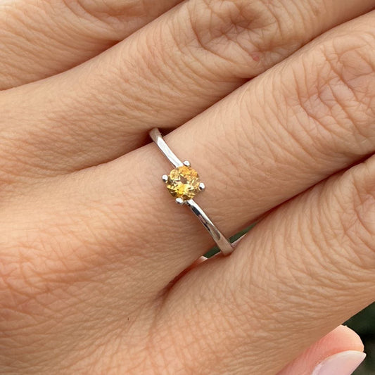 Anillo Citrino 4mm en Plata Rodinada