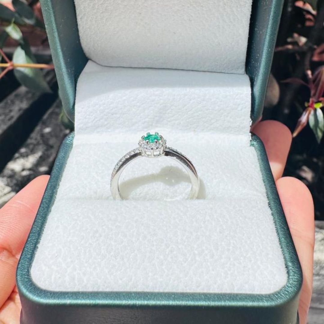 Anillo Halo con Esmeralda 0,25 ct en plata rodinada