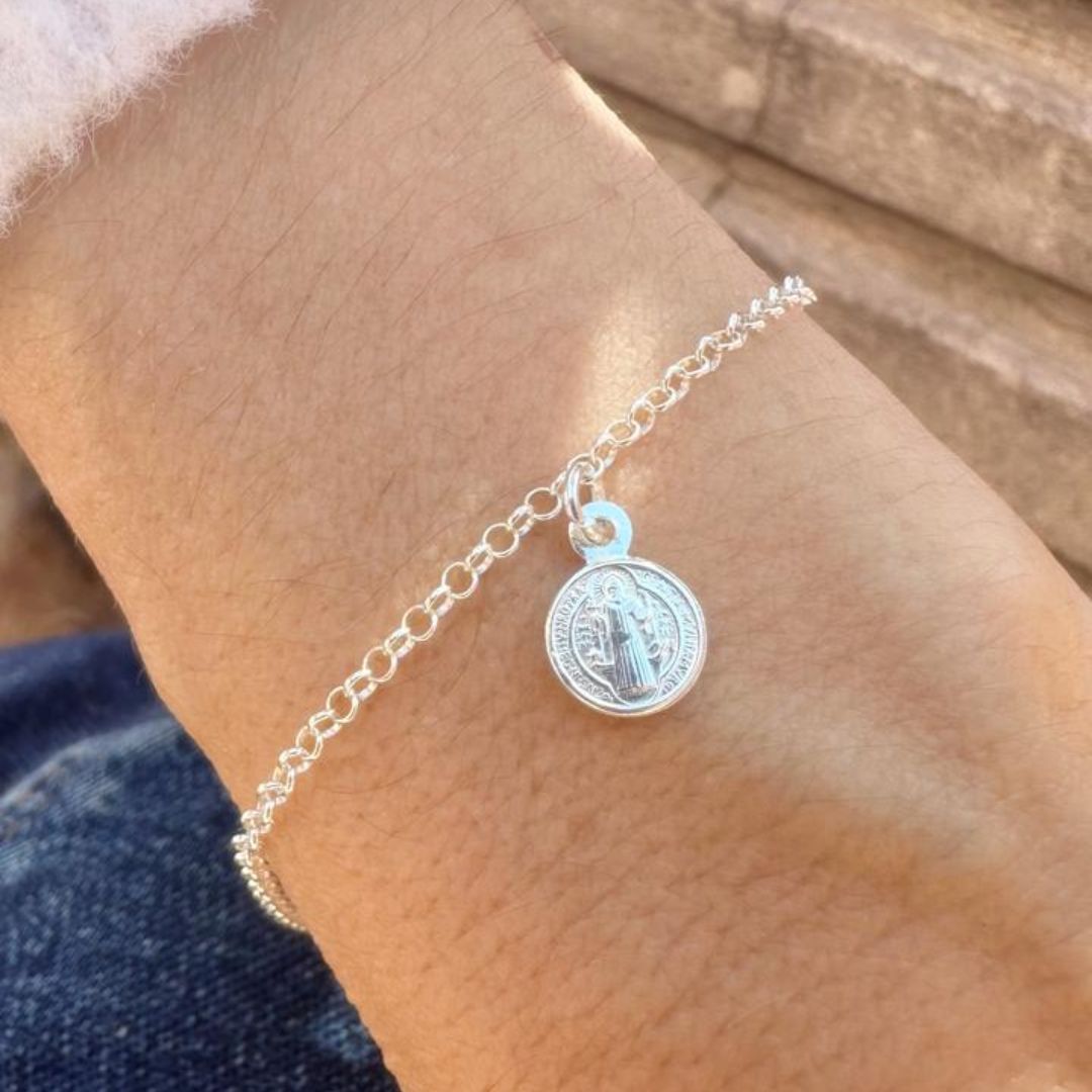 Pulsera con dije San Benito colgante