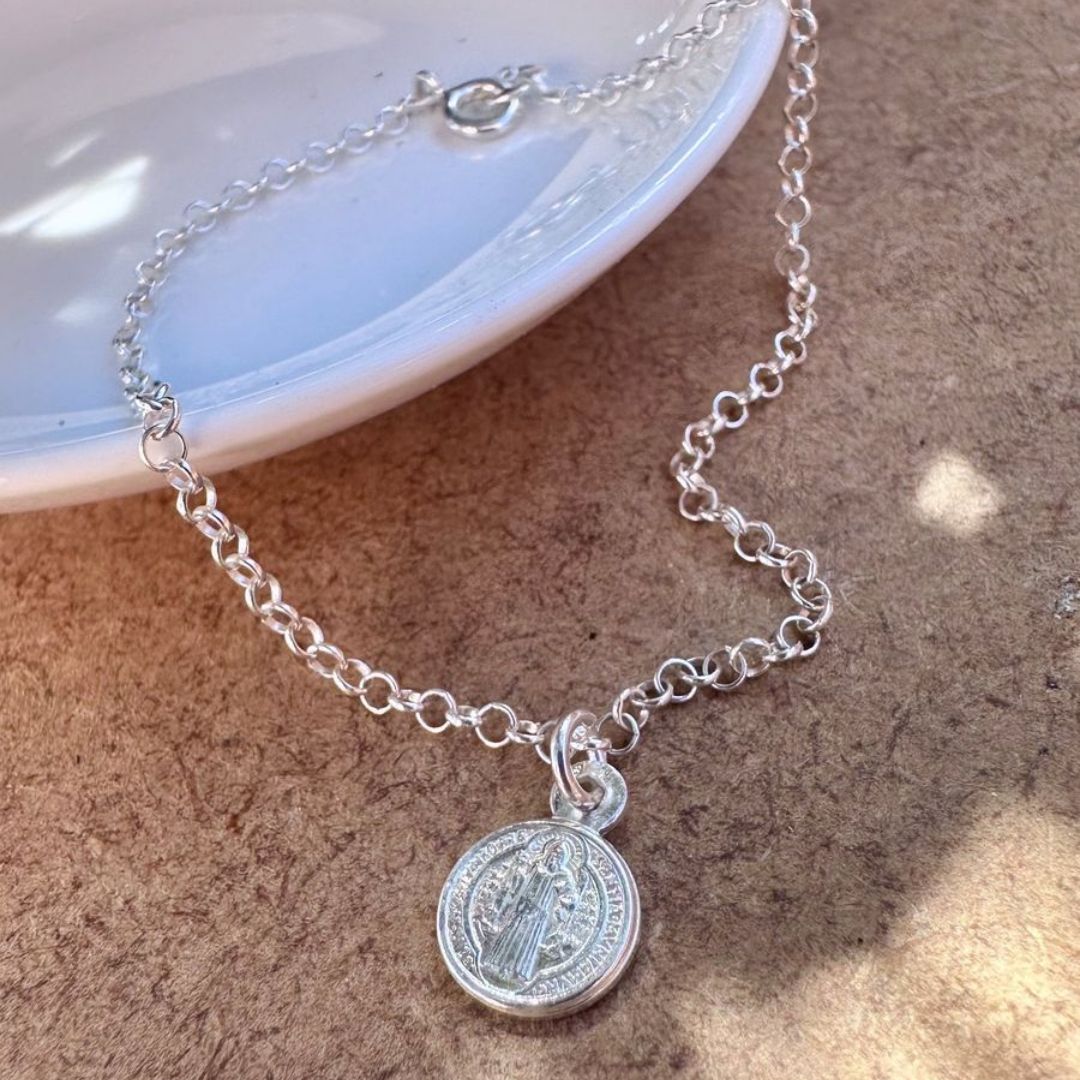 Pulsera con dije San Benito colgante