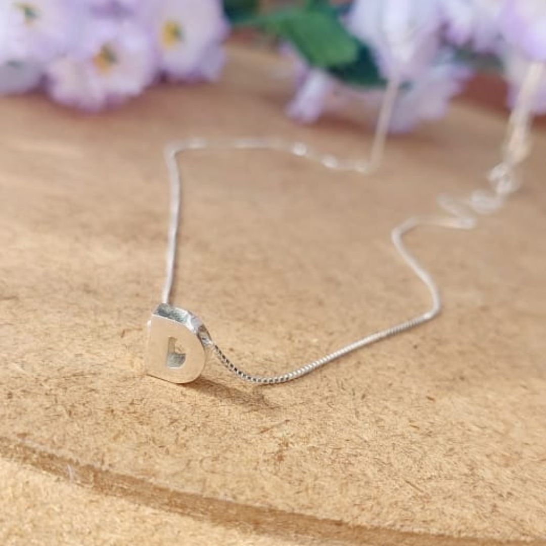 Cadena con pasante letra