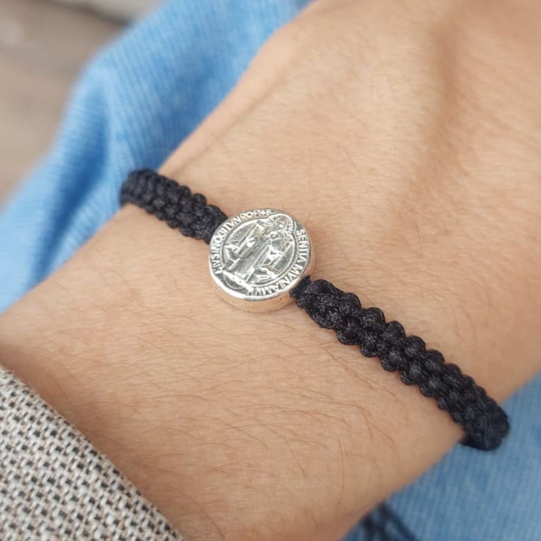 Pulsera Hilo Negro con Pasante San Benito