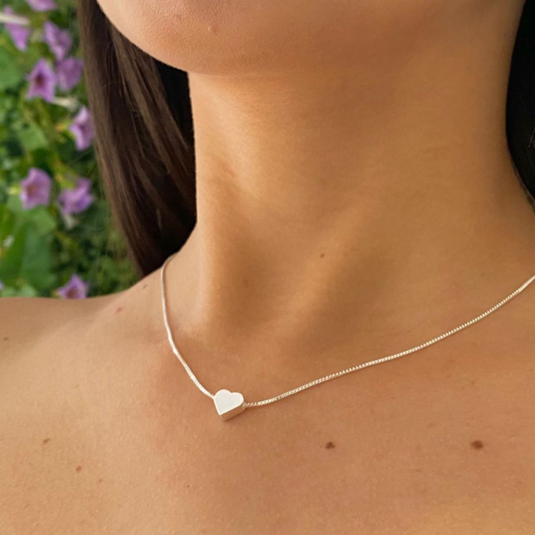 Cadena con dije corazón pasante