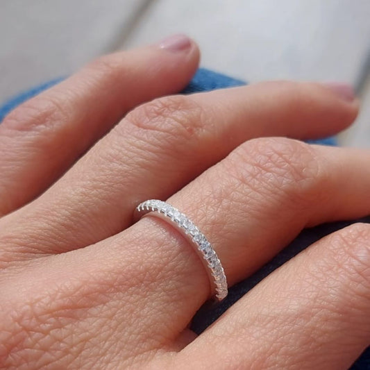 Anillo cintillo curvo