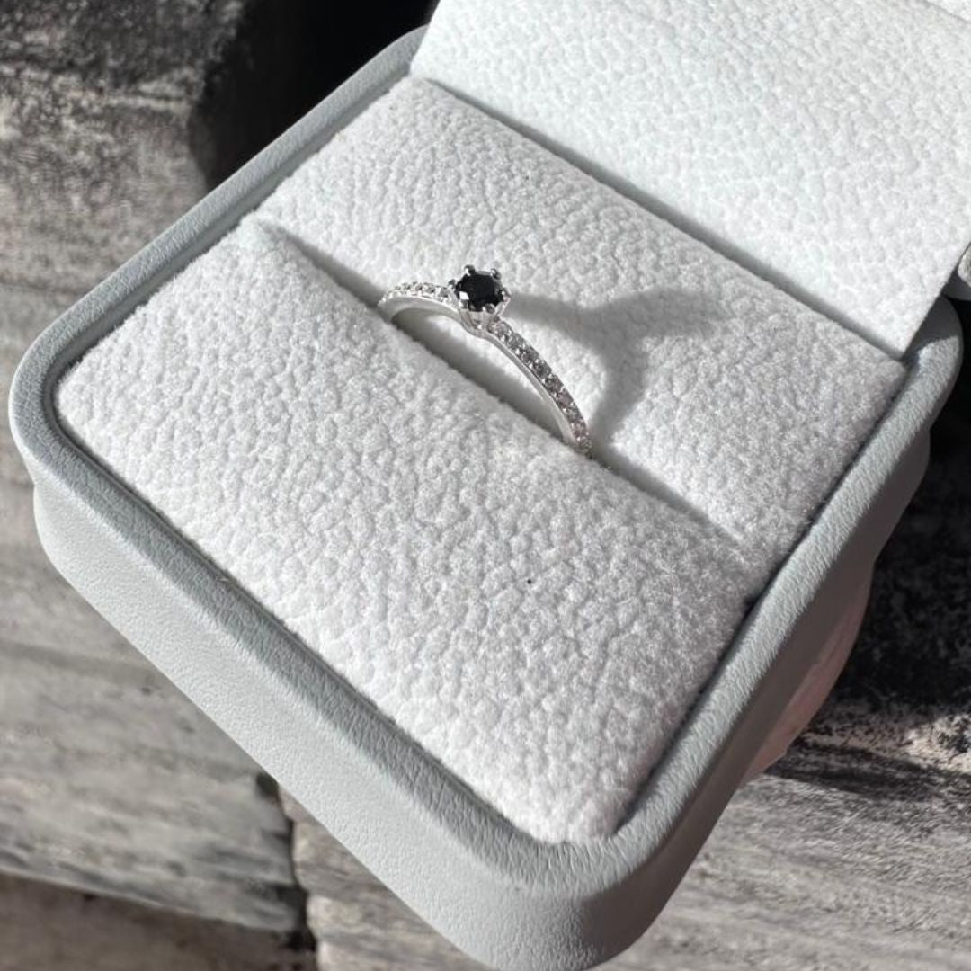 Anillo con Diamante Negro 0,12 ct